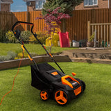 T-Mech Staubsauger für Kunstrasen in Schwarz und Orange, mit robusten Rädern und ergonomischem Griff, auf grünem Rasen im Garten platziert