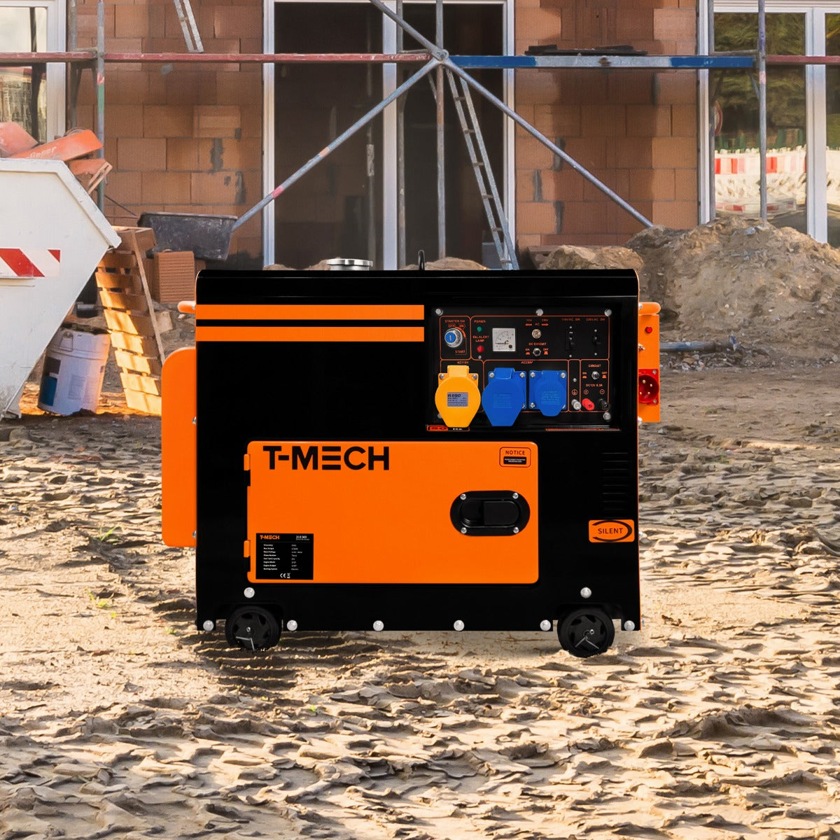 T-Mech Diesel Generator in Schwarz und Orange, kompakt mit Bedienelementen, ideal für Baustellen, geräuschlos und leistungsstark, auf unebenem Boden platziert