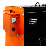 Der T-Mech Diesel Generator in schwarz und orange, mit einem kompakten Gehäuse, Steckdosen und einem geräuschlosen Design für effiziente Stromerzeugung