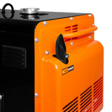 Der T-Mech Diesel Generator in Schwarz und Orange zeigt einen robusten, kompakten Körper mit einem Auspuff und einem praktischen Tragegriff für einfache Mobilität