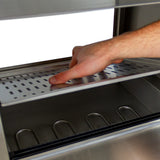 Edelstahl Hot Dog Wärmer mit perforierter Ablage, Hand platziert eine Platte, darunter Platz für Würstchen, modernes und funktionales Design