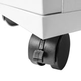 Schwarze Rollen eines professionellen Salon Maniküretischs, stabil und leicht beweglich, ideal für flexibles Arbeiten im Nagelstudio