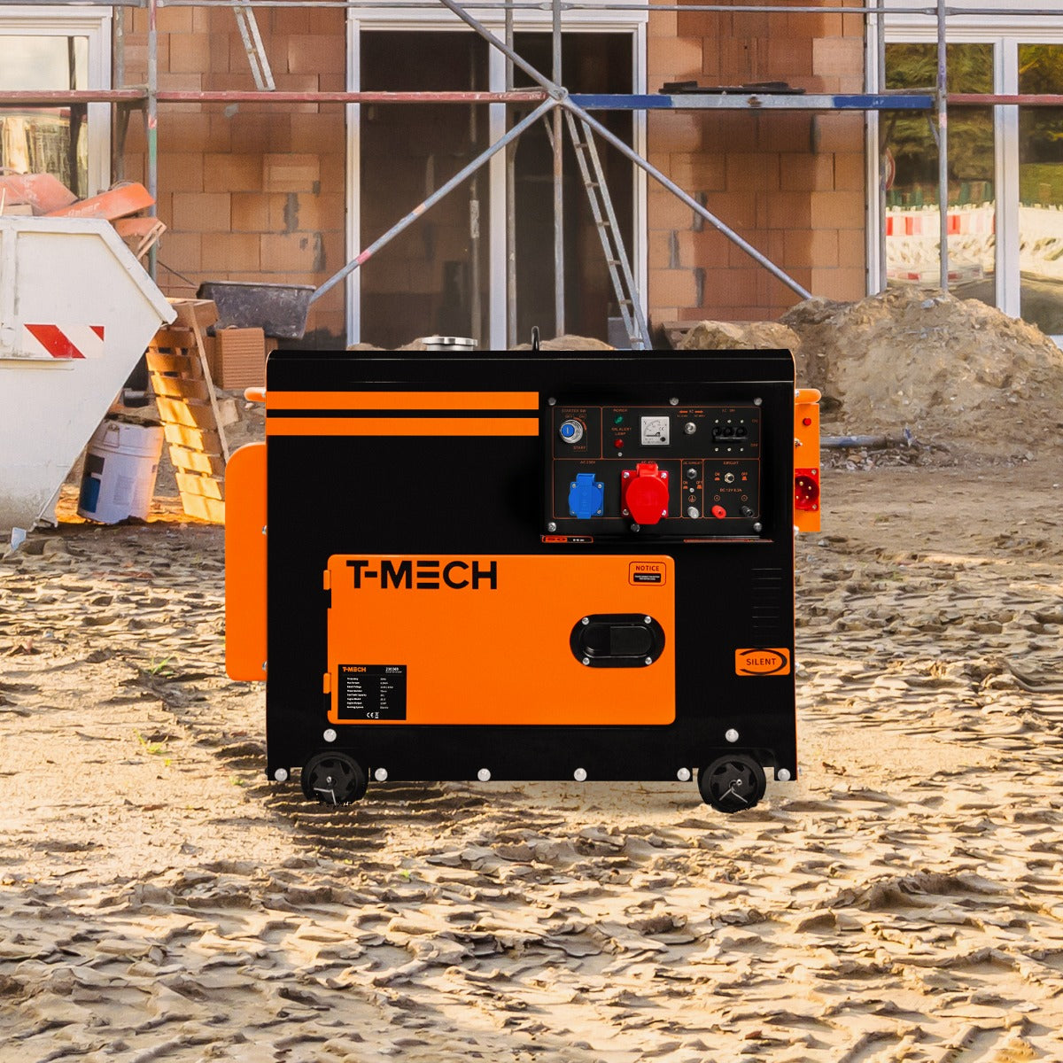Dreiphasiger T-Mech Diesel Generator in Schwarz und Orange, kompakt, mit Bedienelementen, auf einer Baustelle mit unebenem Boden