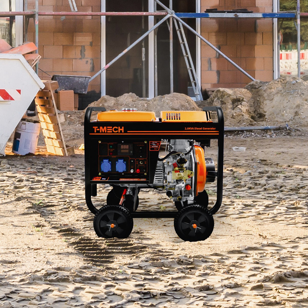 Offener T-Mech Dieselgenerator 2kVA mit schwarzem Gehäuse, orangefarbenen Akzenten, robusten Rädern und digitalem Display, ideal für Baustellen