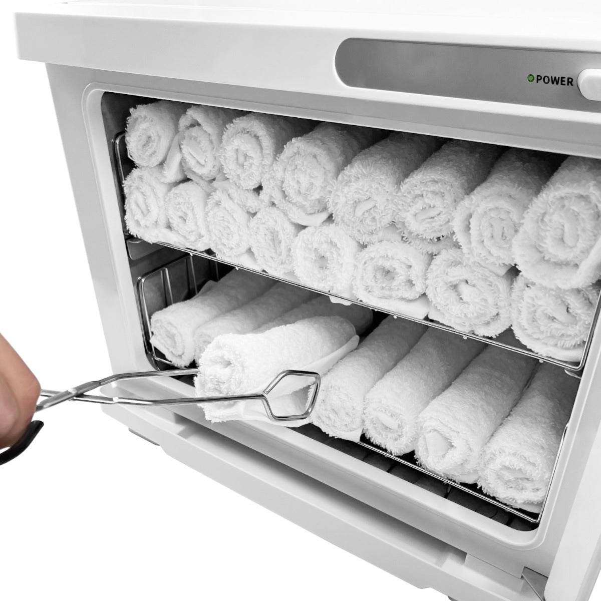 Weißer Handtuchwärmer mit mehreren gefalteten Handtüchern, die ordentlich in zwei Regalen angeordnet sind, ideal für Spa- und Wellnessanwendungen