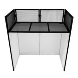 Schwarze DJ Booth Kabine mit einem stabilen, modernen Design, weißen Seitenwänden und einem Netzoberteil für optimale Belüftung und Sichtbarkeit