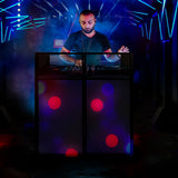 Moderne DJ-Booth-Kabine mit bunten Lichtern, einem DJ in schwarzem Shirt, der an einem Mischpult arbeitet, umgeben von lebhaften Farben und Nebel