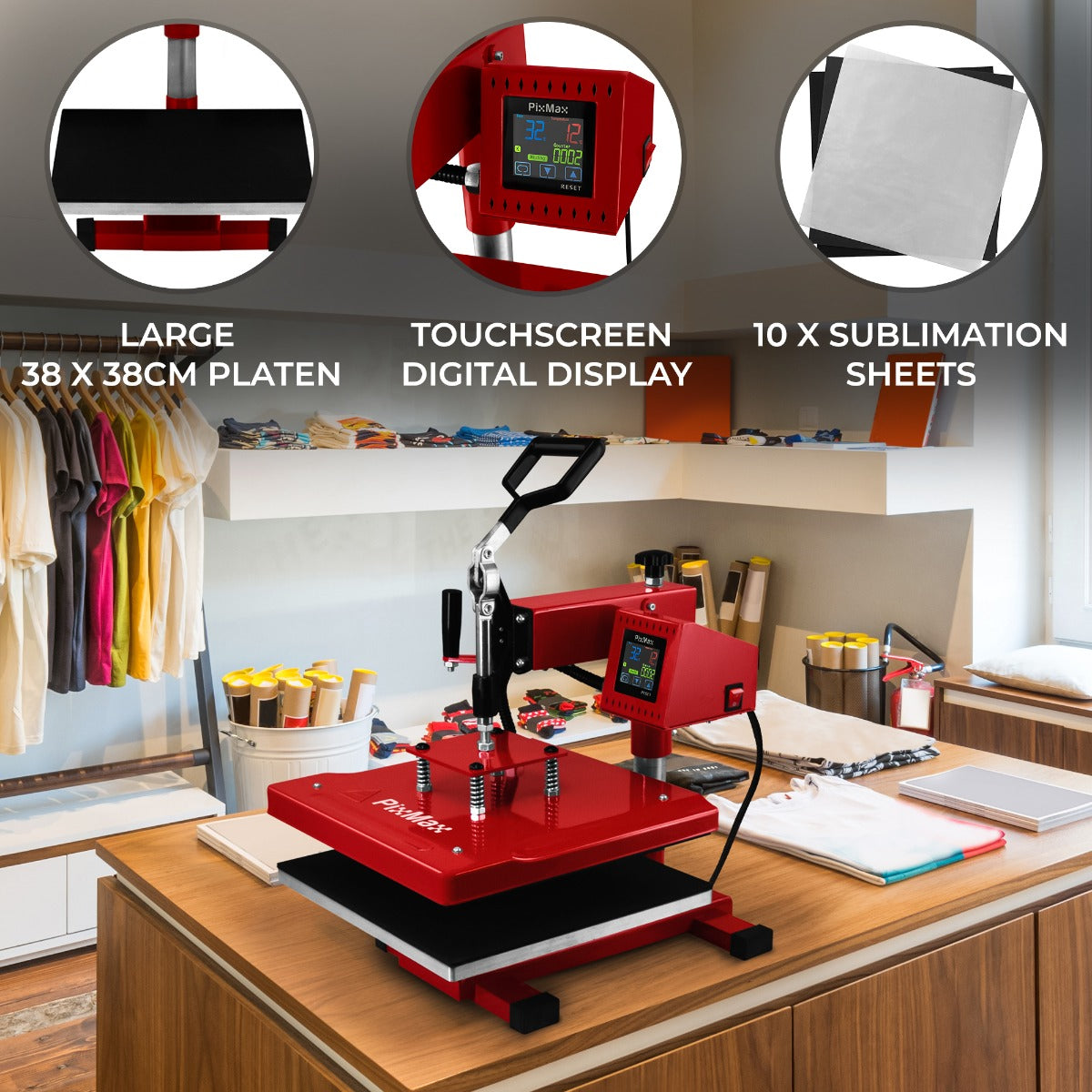 Rote PixMax 38cm Schwing Transferpresse mit Touchscreen, großen Platten und 10 Sublimationsblättern auf einem Holztisch in einem kreativen Raum