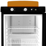 Drei-Wege-Camping Kühlschrank mit schwarzem Gehäuse, orangefarbener Oberseite und weißen Regalen, ideal für unterwegs und Outdoor-Aktivitäten