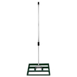Grüner T-Mech Rasenrakel mit 50 cm breitem, stabilen Kunststoffsockel und einem langen, ergonomischen Aluminiumgriff für einfache Handhabung