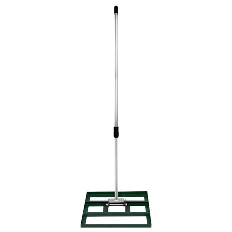 Grüner T-Mech Rasenrakel mit 50 cm breitem, stabilen Kunststoffsockel und einem langen, ergonomischen Aluminiumgriff für einfache Handhabung