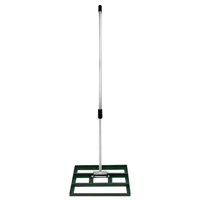 Grüner T-Mech Rasenrakel mit 50 cm breitem, stabilen Kunststoffsockel und einem langen, ergonomischen Aluminiumgriff für einfache Handhabung