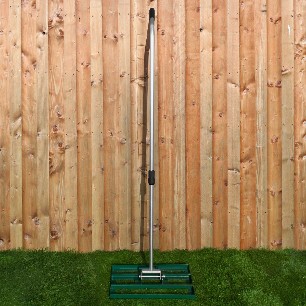 Grüner T-Mech Rasenrakel mit 50 cm breiter, stabiler Kunststoffbasis und einem langen, ergonomischen Griff aus Metall, ideal für Rasenpflege