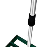 Grüner T-Mech Rasenrakel mit 50 cm breiter, stabiler Kunststofffläche und einem robusten, silbernen Aluminiumgriff für einfache Handhabung