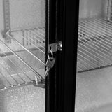 Schwarzer Kühlschrank mit Doppelschiebetüren, transparentem Glas und verchromten Regalen, Schlüssel steckt im Schloss, ideal für Bars und Gastronomie