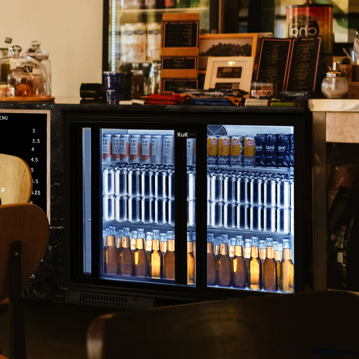 Schwarzer Kühlschrank mit Doppelschiebetüren, gefüllt mit verschiedenen Getränkedosen und Flaschen, beleuchtet von innen, ideal für Bars