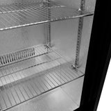 Kühlschrank mit Doppelschiebetüren, glänzendes Metallregal, klare Innenwände, ideal für die Bar, um Getränke kühl zu halten