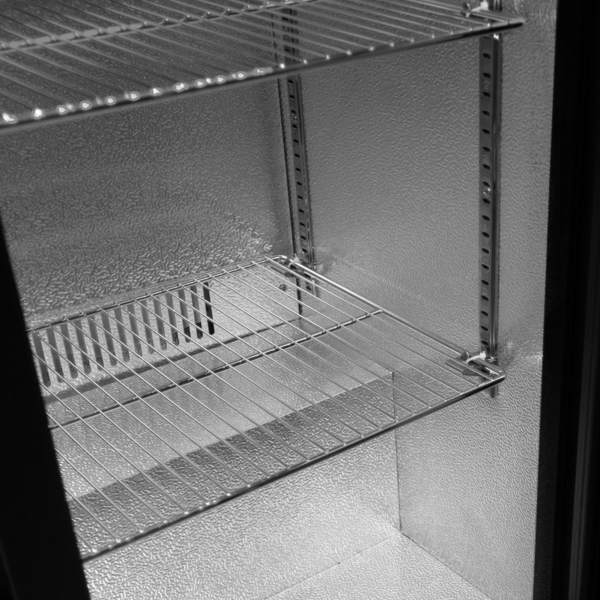 Doppel-Scharniertür Barkühlschrank mit zwei verstellbaren Metallregalen, Innenraum in silberner, strukturierter Oberfläche, ideal für Flaschenlagerung