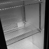 Doppel-Scharniertür Barkühlschrank mit zwei verstellbaren Metallregalen, Innenraum in silberner, strukturierter Oberfläche, ideal für Flaschenlagerung