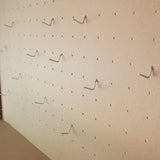 Rote Werkbank mit Lochwand, Schublade und integriertem Licht, ideal für Werkstätten, aus robustem Material mit glatter Oberfläche und praktischen Aufhängemöglichkeiten