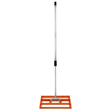 Rasenrakel in leuchtendem Orange mit 50 cm breitem, stabilen Kunststoffsockel und einem langen, robusten Aluminiumgriff für effizientes Arbeiten im Garten