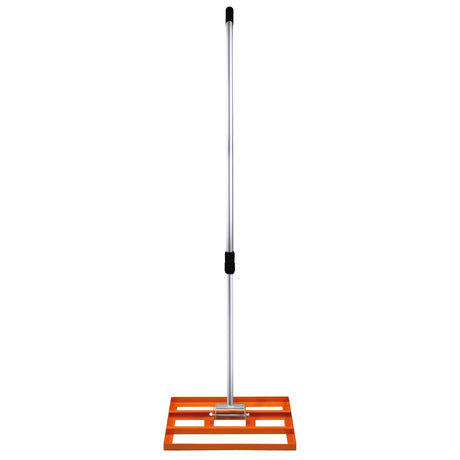 Rasenrakel in leuchtendem Orange mit 50 cm breitem, stabilen Kunststoffsockel und einem langen, robusten Aluminiumgriff für effizientes Arbeiten im Garten