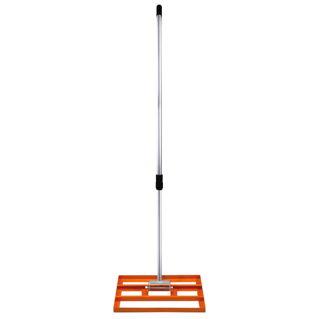 Rasenrakel in leuchtendem Orange mit 50 cm breitem, stabilen Kunststoffsockel und einem langen, robusten Aluminiumgriff für effizientes Arbeiten im Garten