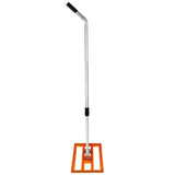 Rasenrakel in leuchtendem Orange mit einem stabilen Aluminiumgriff und einer breiten, flachen Basis für effektives Arbeiten im Garten