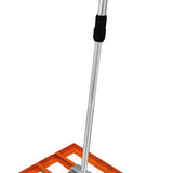 T-Mech Rasenrakel in leuchtendem Orange mit stabiler Aluminiumstange und rutschfestem Griff, ideal für die Pflege von Rasenflächen und Gartenarbeiten