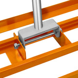 Rasenrakel in leuchtendem Orange mit robustem Aluminiumgriff und stabiler Halterung, ideal für das glatte Verteilen von Rasen und Erde