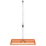 Rasenrakel in leuchtendem Orange mit einem stabilen, silbernen Griff und einem breiten, rechteckigen Kopf für effizientes Arbeiten im Garten