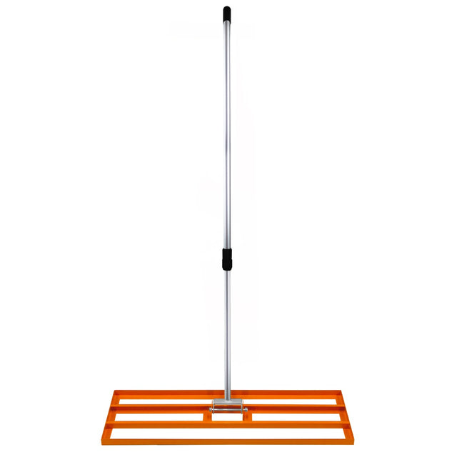 Rasenrakel in leuchtendem Orange mit einem stabilen, silbernen Griff und einem breiten, rechteckigen Kopf für effizientes Arbeiten im Garten