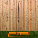 Rasenrakel in leuchtendem Orange mit einem stabilen, silbernen Griff, ideal für die Pflege von Rasenflächen und Gartenarbeiten
