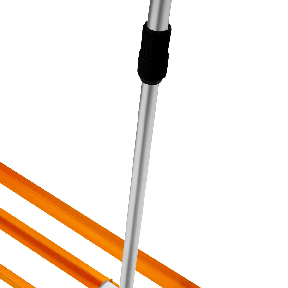 Rasenrakel mit 100 cm breiter, leuchtend orangefarbener Klinge aus robustem Material und einem stabilen, verstellbaren Aluminiumgriff