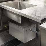 Fettabscheider aus Edelstahl mit 120L Volumen, unter einer Spüle installiert, mit grauem Schlauch und robustem, glattem Gehäuse