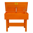 Teilewaschgerät in leuchtendem Orange, mit einem großen, aufklappbaren Deckel und einem Wasserhahn, ideal für die Reinigung von Werkstücken und Teilen
