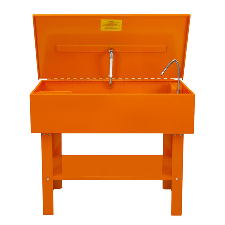 Teilewaschgerät in leuchtendem Orange, mit einem großen, aufklappbaren Deckel und einem Wasserhahn, ideal für die Reinigung von Werkstücken und Teilen