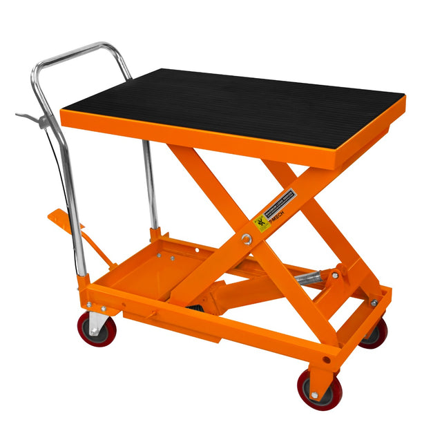 Hydraulischer Hubtisch in leuchtendem Orange mit schwarzer Gummitischplatte, stabilen Rädern und einem praktischen Griff für einfache Mobilität