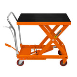 Hydraulischer Hubtisch in leuchtendem Orange mit schwarzer Gummitischplatte, stabilen Rollen und einem praktischen Handgriff für einfache Mobilität