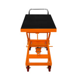Hydraulischer Hubtisch in leuchtendem Orange mit rutschfester, schwarzer Oberfläche, stabilen Rollen und einem praktischen Griff für einfache Mobilität