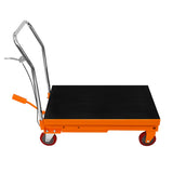 Hydraulischer Hubtisch in leuchtendem Orange mit schwarzer, rutschfester Oberfläche und stabilen roten Rollen für einfache Mobilität und Nutzung