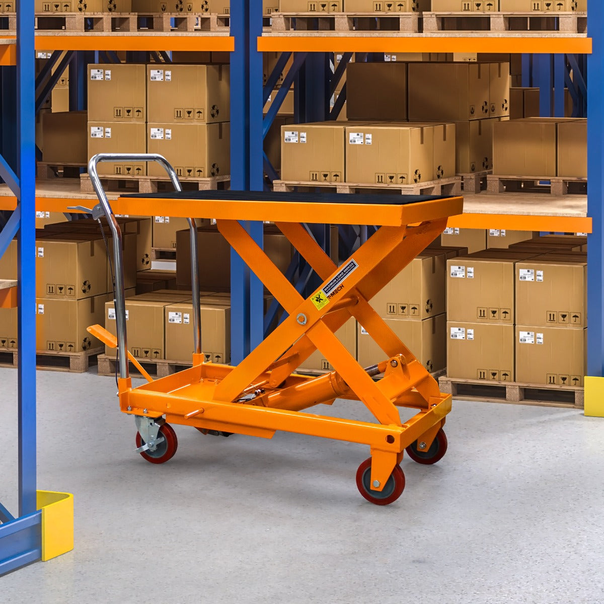 Hydraulischer Hubtisch in leuchtendem Orange, mit stabiler Plattform und Rollen, steht vor Regalen voller Kartons in einem Lagerraum