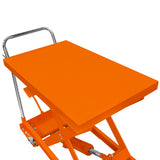 Hydraulischer Hubtisch mit leuchtend orangefarbener, glatter Oberfläche und stabilen Metallrahmen, ideal für das Anheben schwerer Lasten