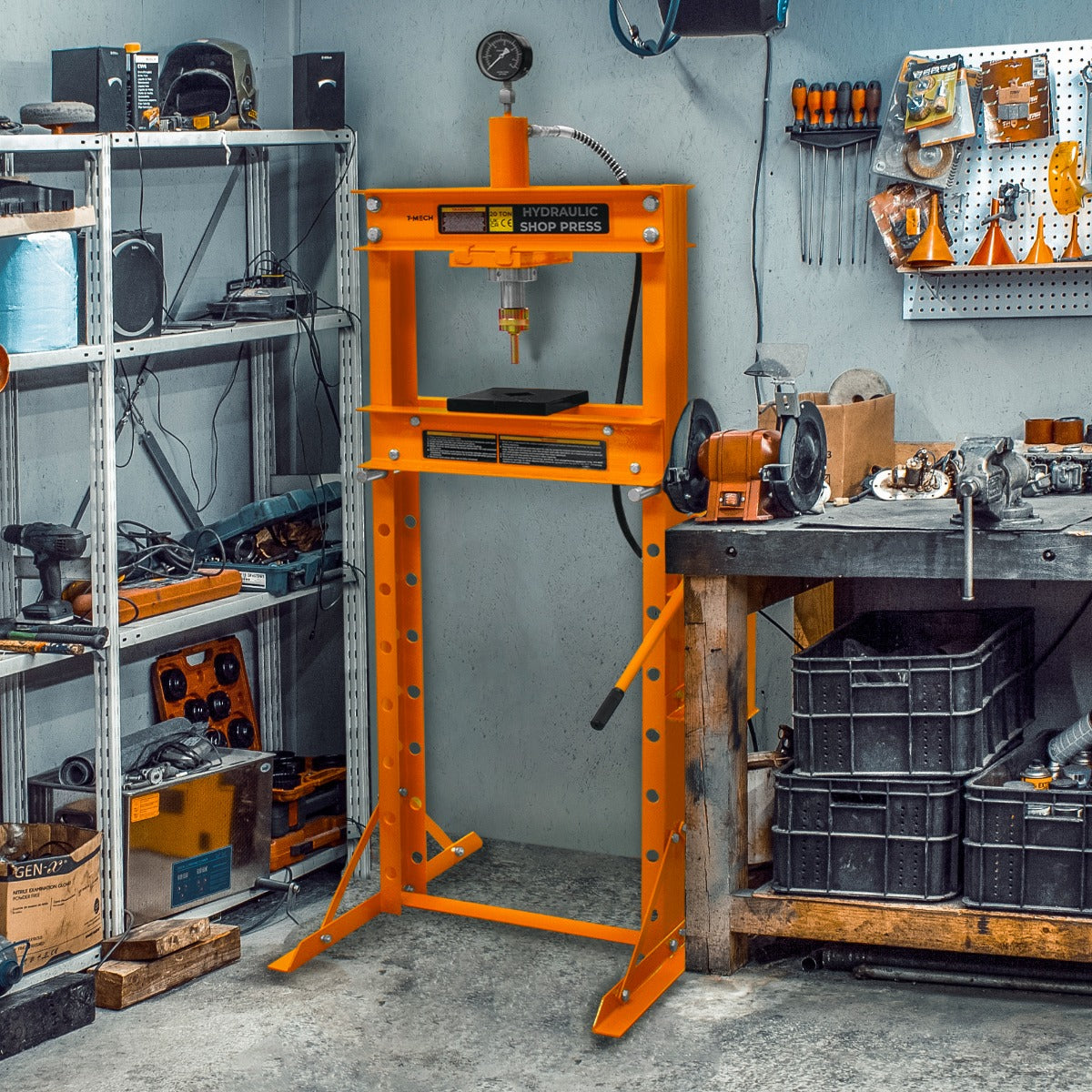 Hydraulische Werkstattpresse in leuchtendem Orange mit Manometer, stabiler Metallrahmen, in einer gut ausgestatteten Werkstatt mit Werkzeugen und Regalen