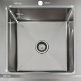 Edelstahl Gastrospüle mit einem rechteckigen Becken, glänzender Oberfläche, Maße 44,7 cm x 44,7 cm, 3,5 cm tief, zentraler Abfluss mit Sieb