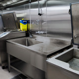 Edelstahl Gastrospüle mit einem großen Becken auf der linken Seite, glänzende Oberfläche, robuste Bauweise, ideal für gewerbliche Küchen