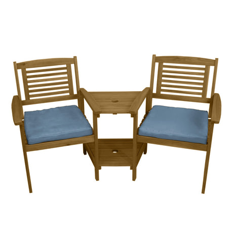 Zwei elegante Gartenstühle aus Holz mit blauen Kissen und einem kleinen, praktischen Tisch in der Mitte, ideal für entspannte Stunden im Freien