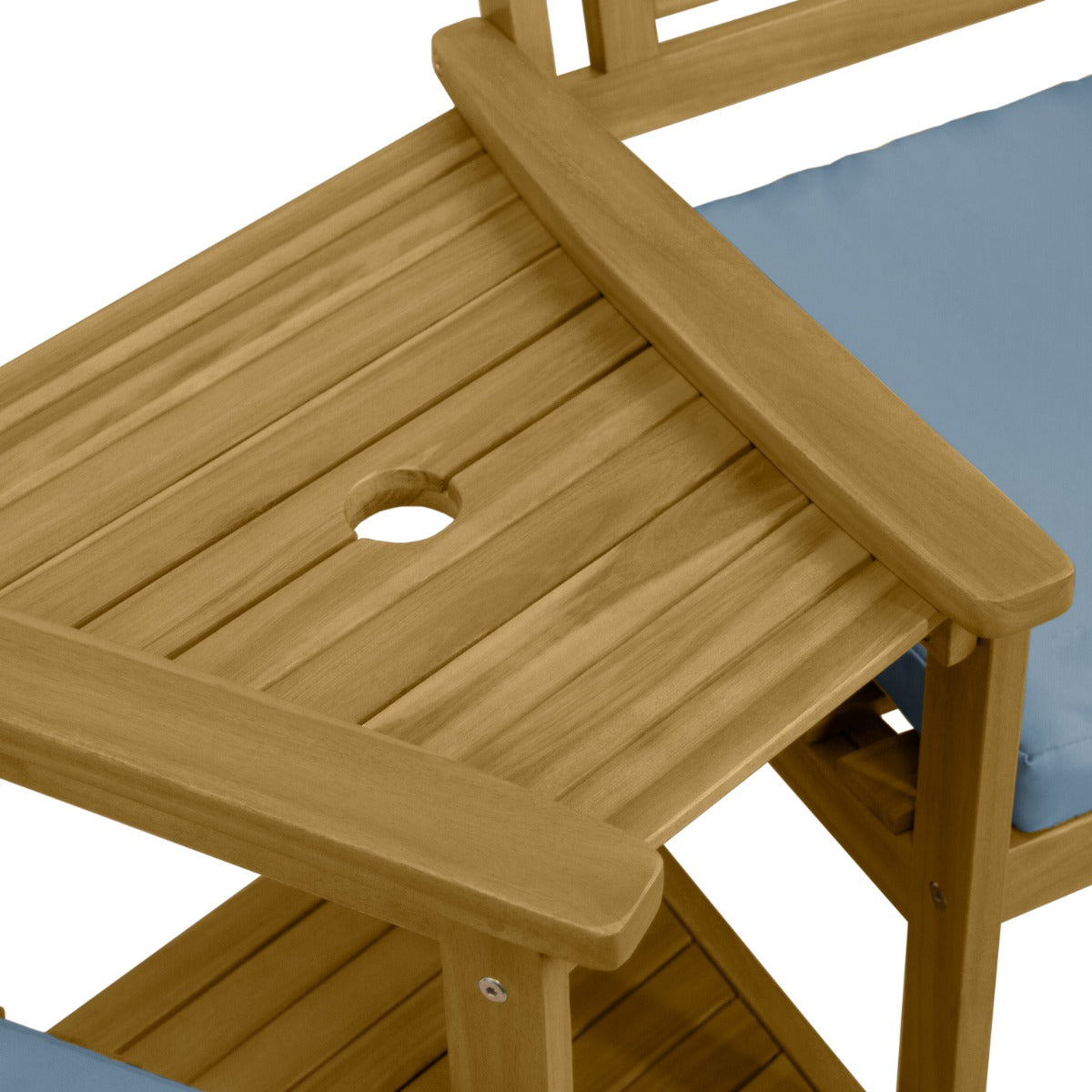 Holz-Loveseat Gartenbank mit blauen Kissen, schlanke Linien, glatte Oberfläche, integrierter Getränkehalter und stabiler Rahmen aus hellem Holz