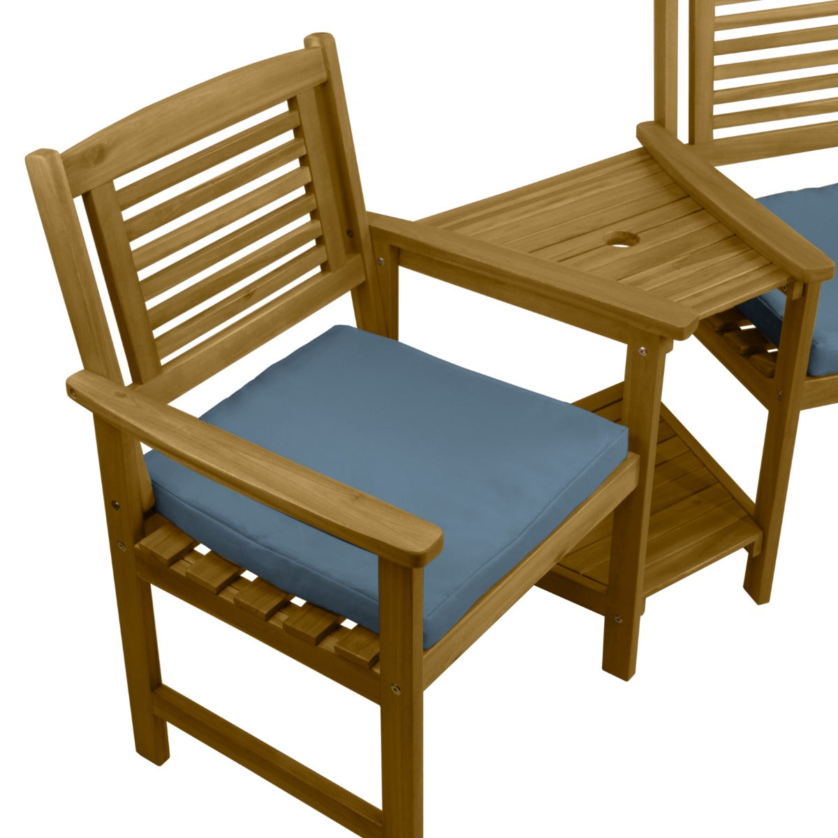 Bequeme Gartenbank aus hellem Holz mit blauen Kissen, seitlichem Tisch und schmalen Holzlatten für eine moderne, entspannte Atmosphäre