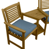 Bequeme Gartenbank aus hellem Holz mit blauen Kissen, seitlichem Tisch und schmalen Holzlatten für eine moderne, entspannte Atmosphäre
